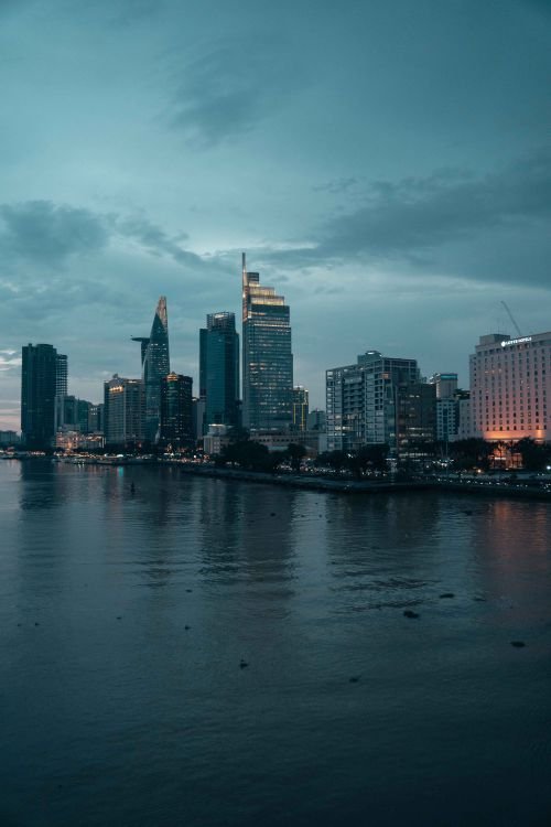 Đường chân trời Thành phố Hồ Chí Minh với các tòa nhà cao tầng bên sông
