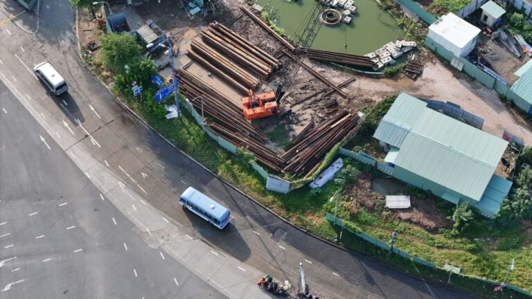 Công trường xây dựng nhìn từ trên cao tại Việt Nam