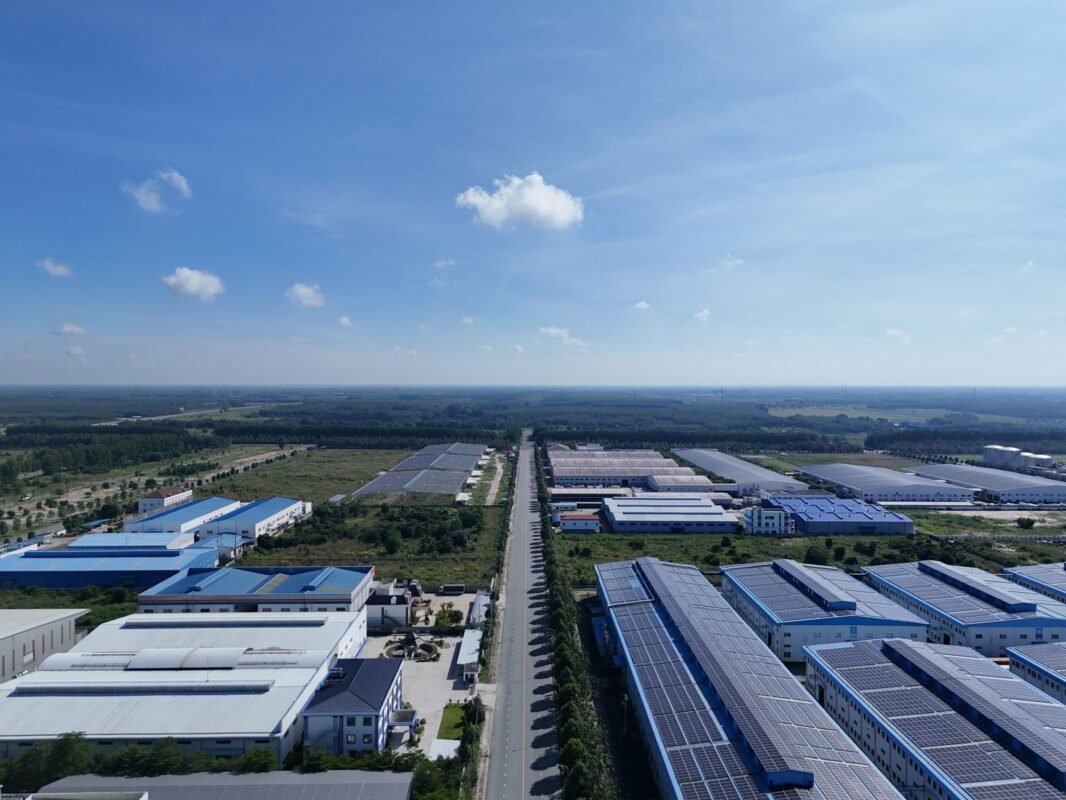 2026年产业集群新政策:303/2026号议定下的基础设施优惠 1 产业集群航拍:厂房与屋顶光伏