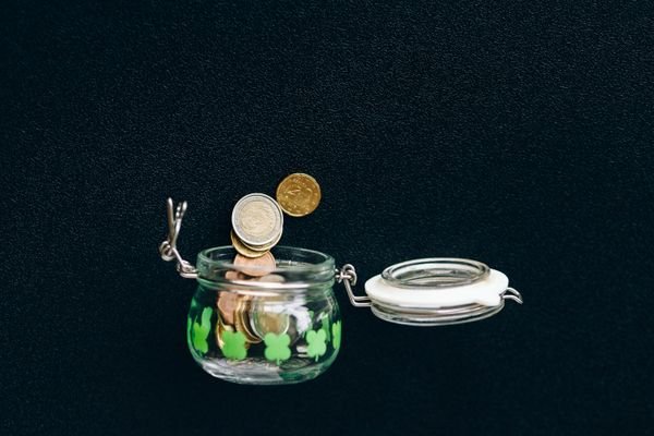Hoàn thuế GTGT 2026: bãi bỏ điều kiện người bán đã kê khai, nộp thuế và hướng dẫn mới 1 Lọ thủy tinh đựng tiền xu tiết kiệm