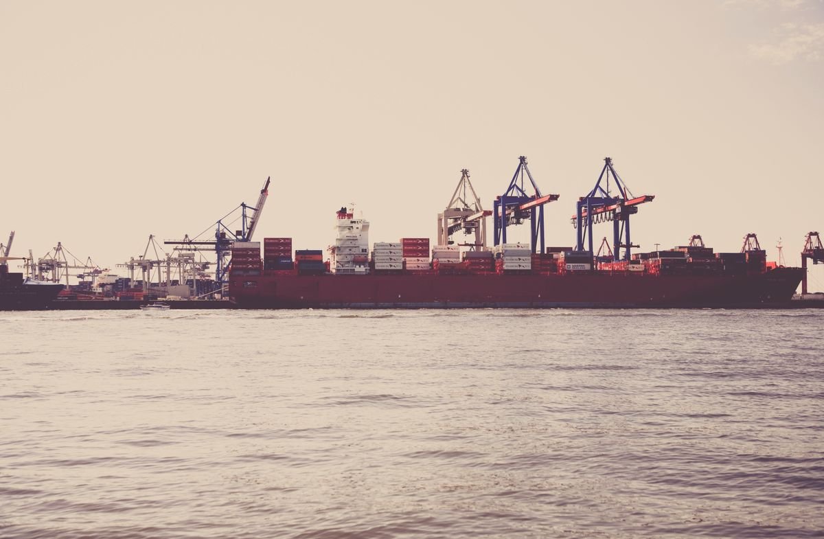 FLAW P0978 en - Cargo ship docked at seaport