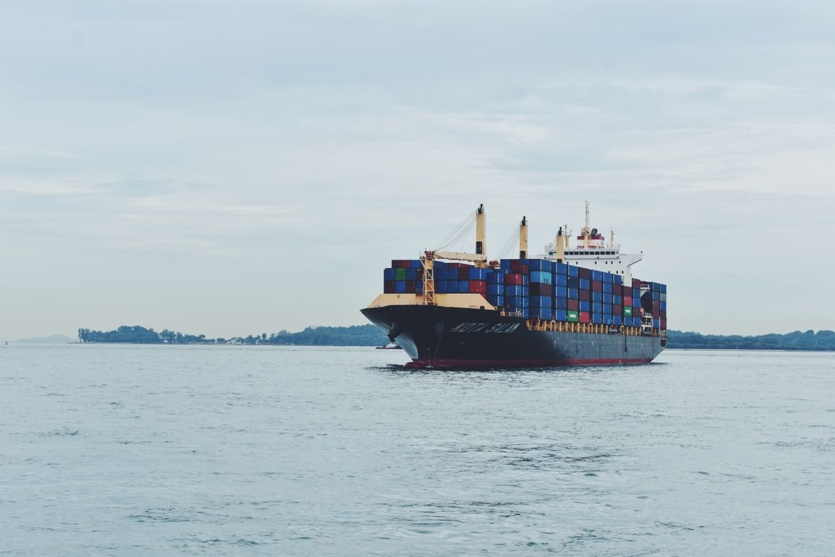 FLAW P0978 zh - Cargo ship transporting containers