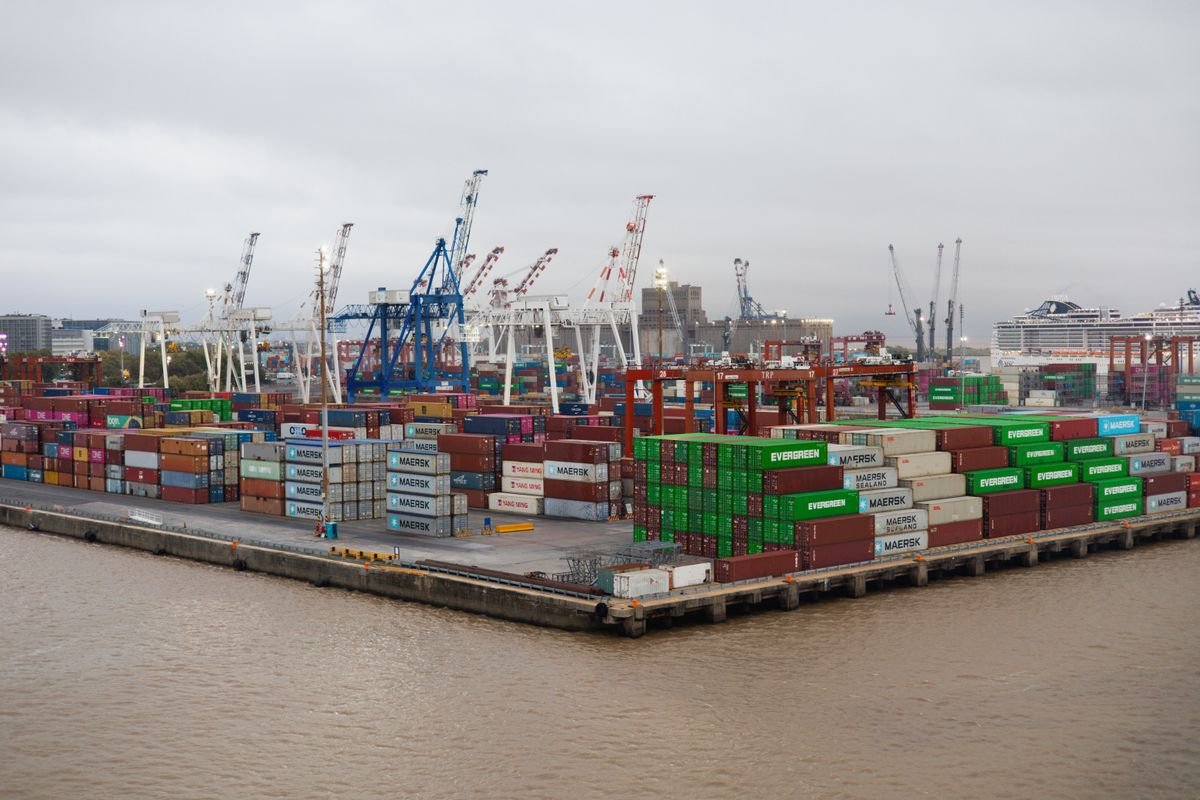 FLAW P0979 zh - Busy shipping port stacked containers