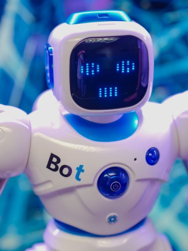 FLAW P0980 en - Humanoid robot close up
