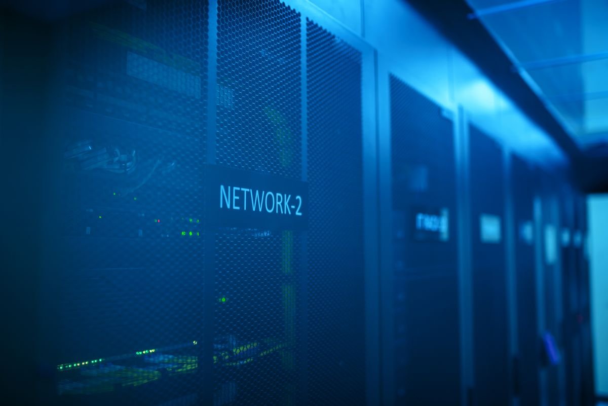 Cross-border Personal Data Transfers in Vietnam 2026: Three Triggering Cases, Procedures and Four Exemptions 1 FLAW P0982 en - Network server room blue light