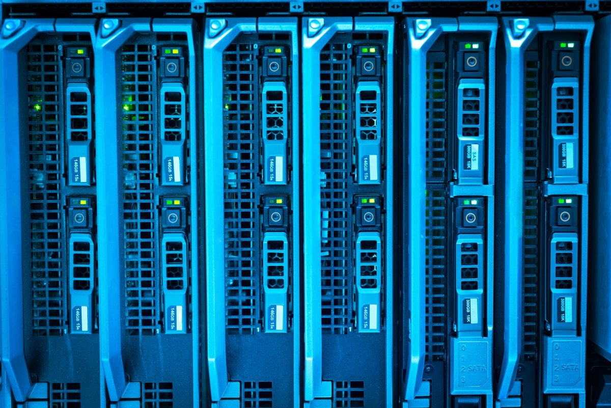 FLAW P0983 zh - Illuminated server racks