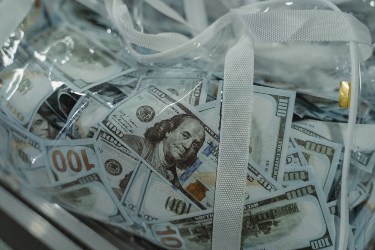 Money laundering under Article 324: which acts constitute the crime? 1 Stack of US hundred-dollar bills in an evidence-style bag — illustrating money laundering under Article 324 of the Penal Code
