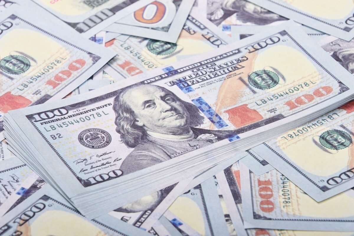 Chồng tiền giấy 100 USD — minh họa tội rửa tiền theo Điều 324 Bộ luật Hình sự