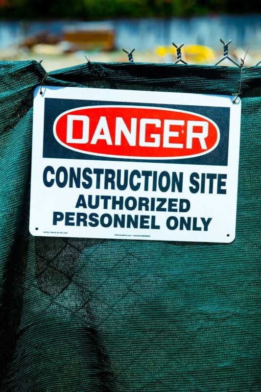 “DANGER”施工现场警示牌——违反劳动安全规定罪（第295条）的配图