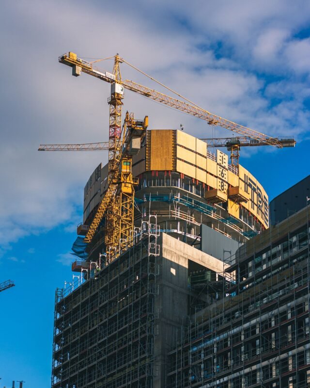 建筑工地上的塔吊与脚手架——发生致命工伤事故时用人单位刑事责任的配图