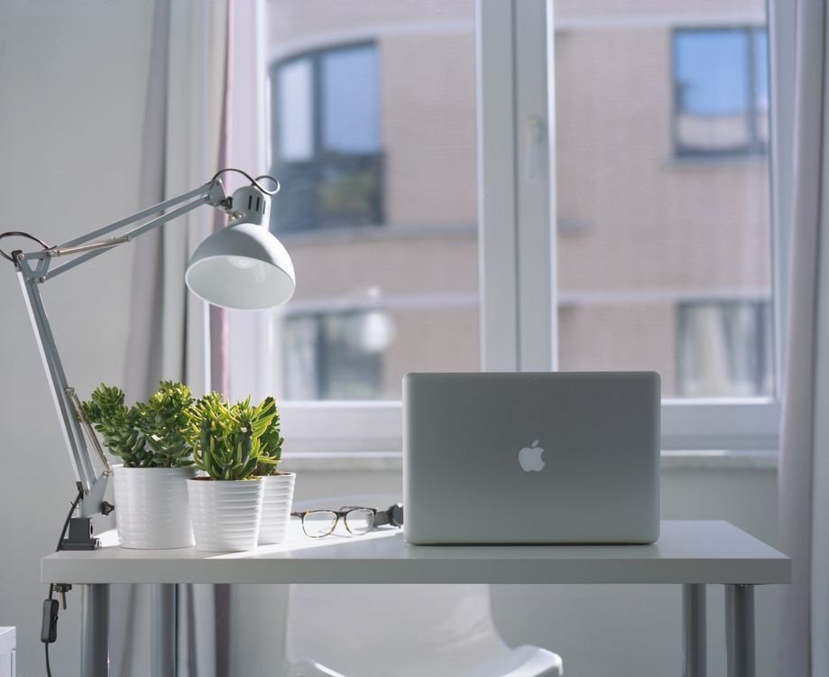 Góc làm việc hiện đại với laptop bên cửa sổ — minh họa hệ thống hải quan điện tử VNACCS/VCIS, không mặt người