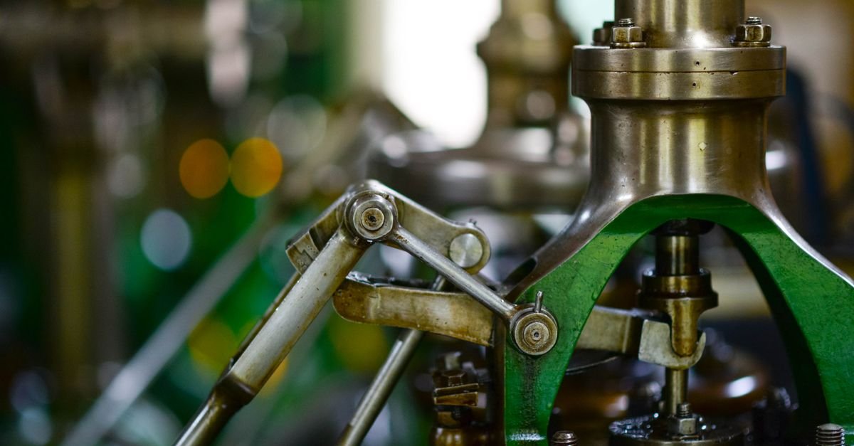 Temporary import of machinery and equipment for investment projects 1 Industrial milling machine with steam in a factory — temporary import of machinery for investment projects, no people visible