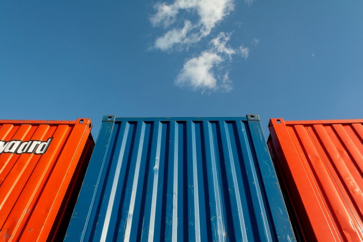 Thủ tục tạm nhập phương tiện chứa hàng hoá (container, pallet) 1 Container và pallet gỗ trong kho logistics