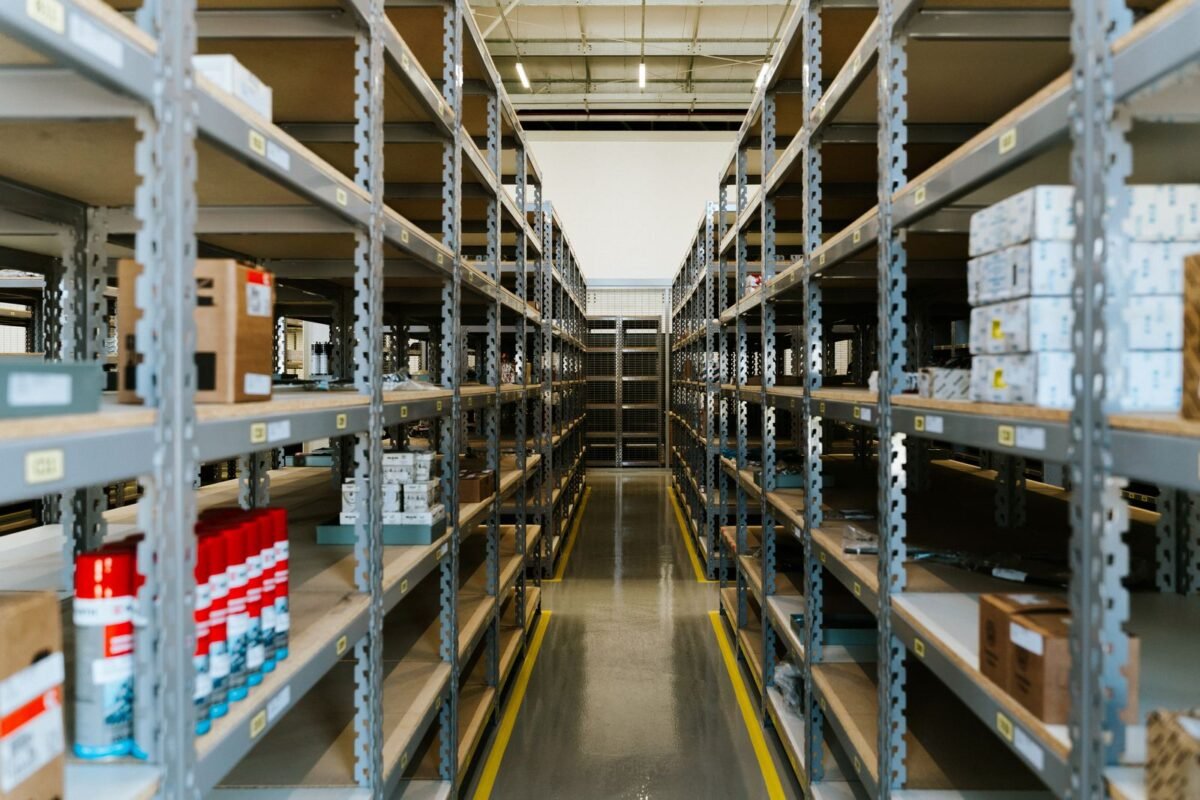 Cardboard boxes in a warehouse — de minimis and cumulation of origin