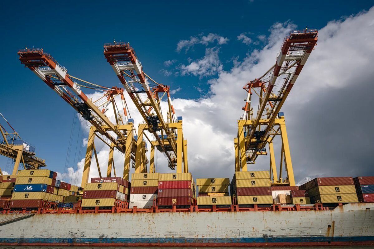 Tàu container và cần cẩu tại cảng biển — minh họa các mặt hàng chịu thuế xuất khẩu tại Việt Nam