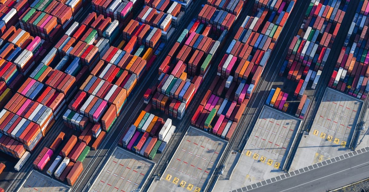 Bãi container tại cảng nhìn từ trên cao — minh họa các trường hợp không thu thuế nhập khẩu doanh nghiệp cần biết