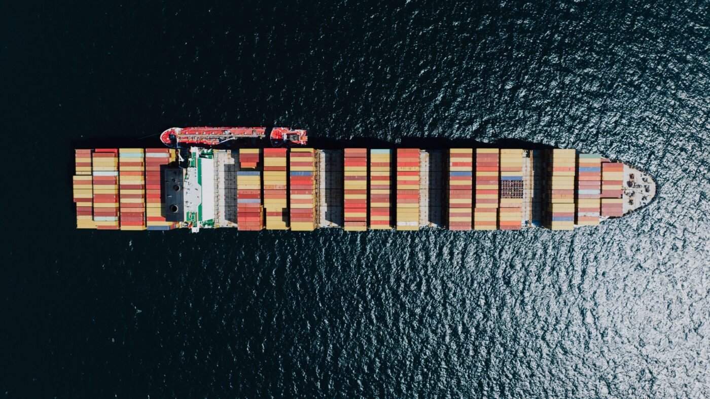 Tàu container nhìn từ trên cao trên biển