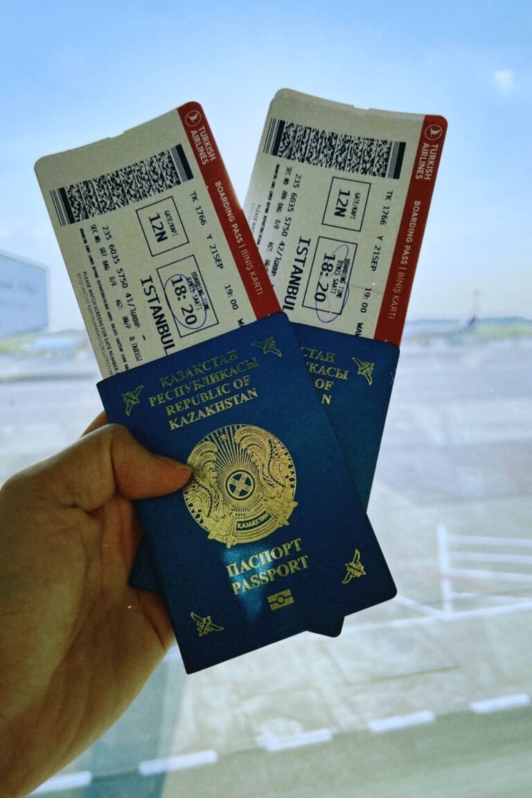 E-visa Việt Nam cho nhà đầu tư nước ngoài — hộ chiếu và thẻ lên máy bay tại sân bay