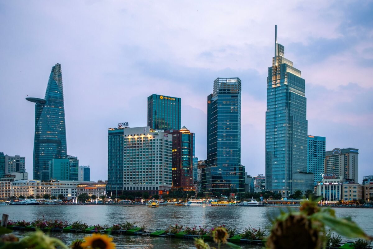 Miễn thị thực 45 ngày: công dân nước nào được hưởng và tính thời gian lưu trú thế nào? 1 Miễn thị thực 45 ngày — đường chân trời TP.HCM ban ngày