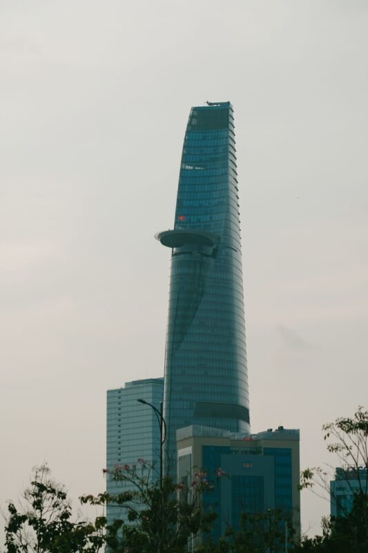 Công văn nhập cảnh — Tháp Bitexco với quốc kỳ Việt Nam