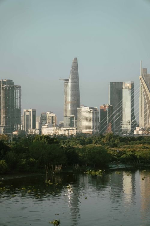 Thường trú nhà đầu tư — skyline TP.HCM với tháp Bitexco bên sông Sài Gòn