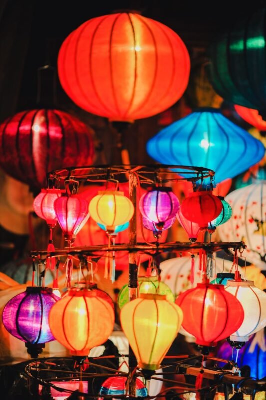 Tranh chấp tiền thưởng Tết tại công ty Trung Quốc: phòng ngừa thế nào? 1 Lồng đèn nhiều màu trang trí dịp Tết — minh họa tranh chấp tiền thưởng Tết tại công ty Trung Quốc, không người