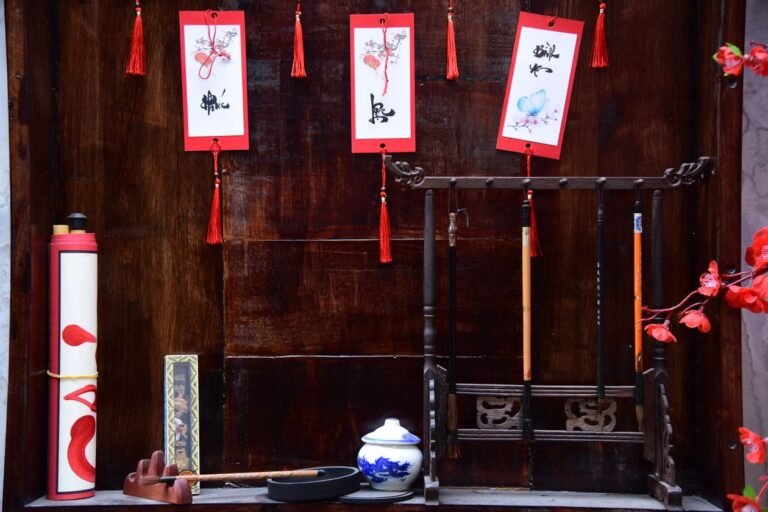 书法作品与红色装饰——在越中资公司年终奖争议防范示意，无人物