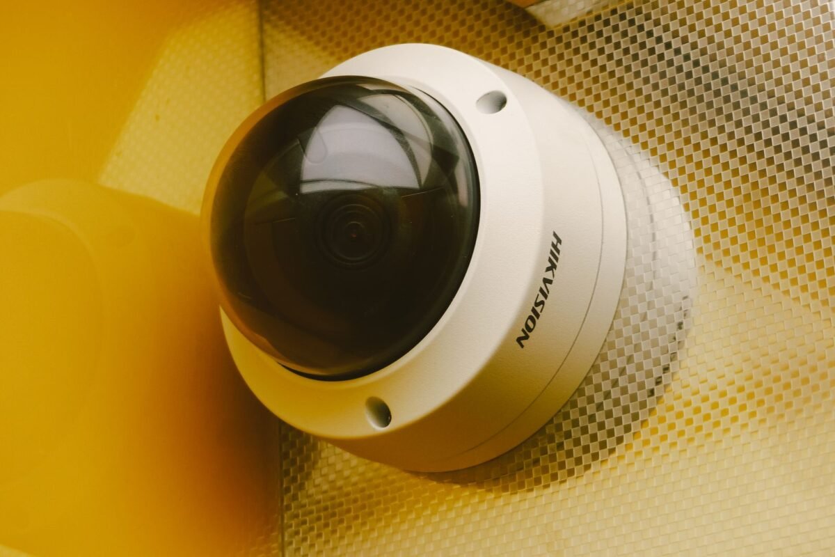 Camera an ninh giám sát gắn trên tường — minh họa ngành nghề bắt buộc xin Giấy chứng nhận đủ điều kiện an ninh trật tự