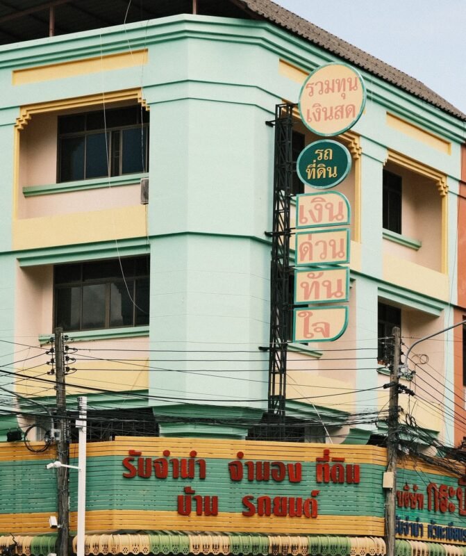 Tiệm cầm đồ, cơ sở lưu trú: thủ tục xin giấy chứng nhận đủ điều kiện ANTT 1 Mặt tiền tiệm cầm đồ với biển hiệu, không người — minh họa thủ tục xin Giấy chứng nhận đủ điều kiện ANTT cho tiệm cầm đồ, cơ sở lưu trú
