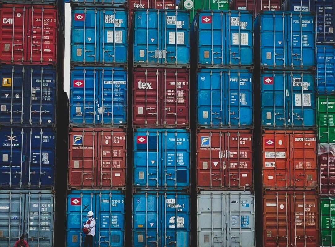 Kiểm soát biên giới chống hàng giả: thủ tục phối hợp với hải quan 1 Container tại cảng biển — minh họa bài viết về hải quan chống hàng giả