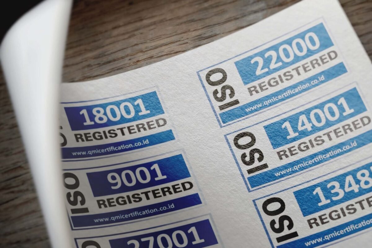 Nhãn dán chứng nhận ISO 9001, 14001, 22000 trên giấy — minh họa nhãn hiệu chứng nhận cho nông sản xuất khẩu, không mặt người