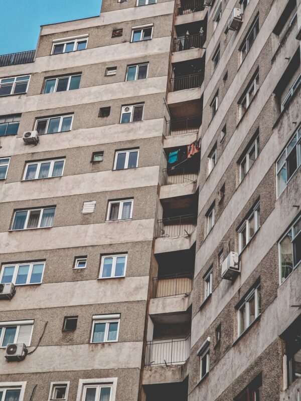 在建公寓楼外景——开发商品住宅投资项目费用示意，无人物
