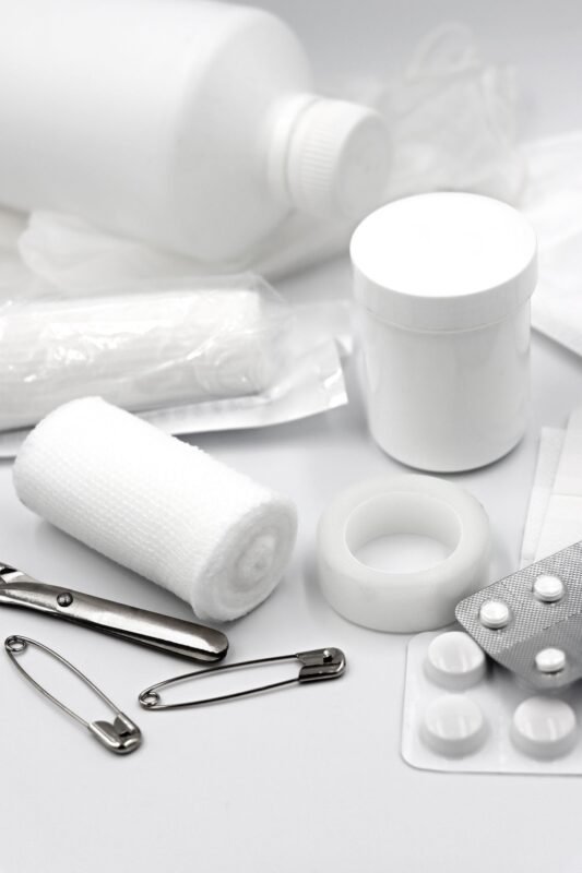 Hộp sơ cứu y tế trong môi trường làm việc — minh họa chi phí bồi thường tai nạn lao động doanh nghiệp phải chi trả, không mặt người