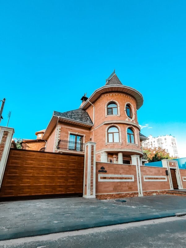 A family house exterior — illustrating divorce with young children: custody and support, no people