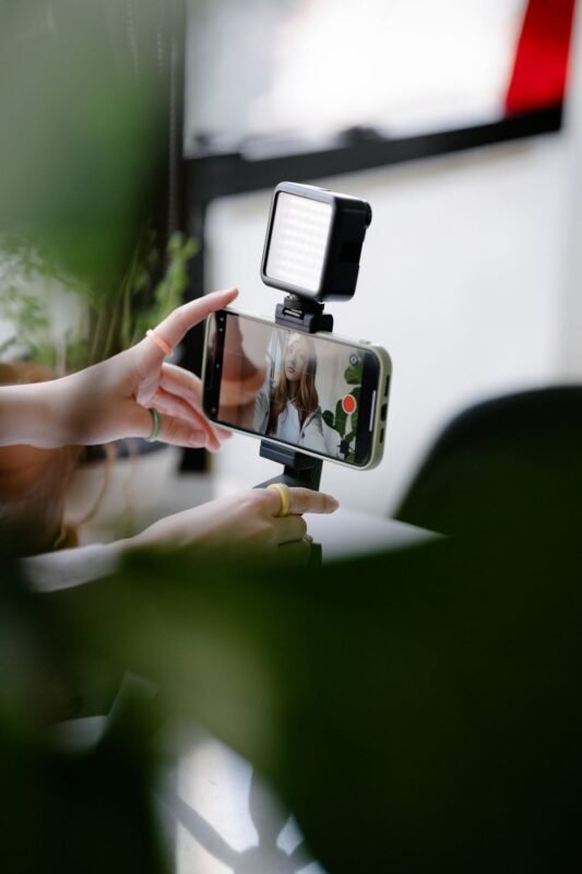 Quay video bằng điện thoại tại sự kiện — minh họa bài viết về xâm phạm bản quyền trên YouTube, TikTok tại Việt Nam