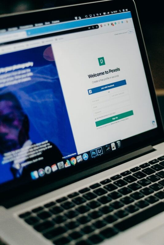 Thiết kế website trên laptop — minh họa bài viết về sao chép giao diện website, ứng dụng và quyền tác giả