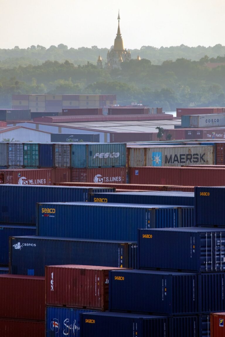 Container tại cảng biển — minh họa bài viết về nhãn hiệu cho hàng Việt xuất khẩu sang Trung Quốc