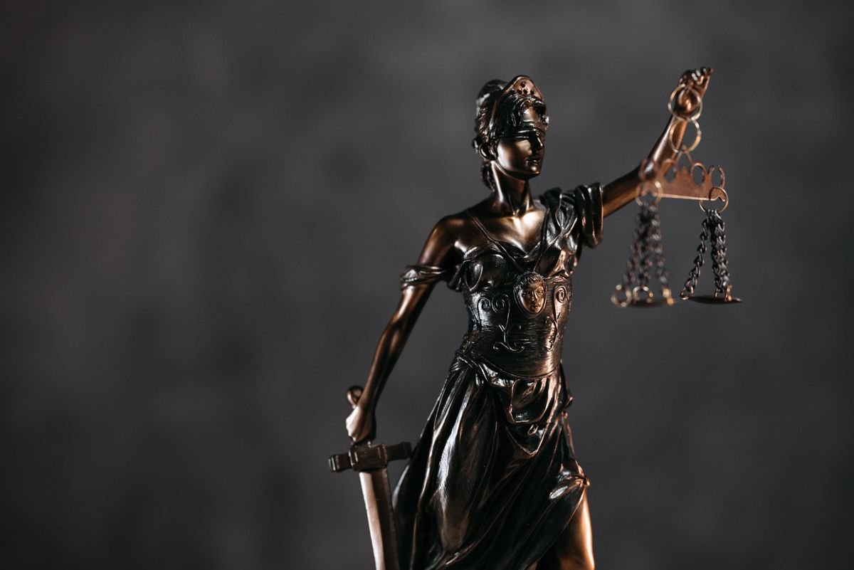 Suing for Trademark Infringement in Vietnamese Courts: Procedure, Jurisdiction and Costs | FLAT LAW FIRM 1 Lady Justice statue illustrating an article on trademark infringement lawsuits: procedures and costs