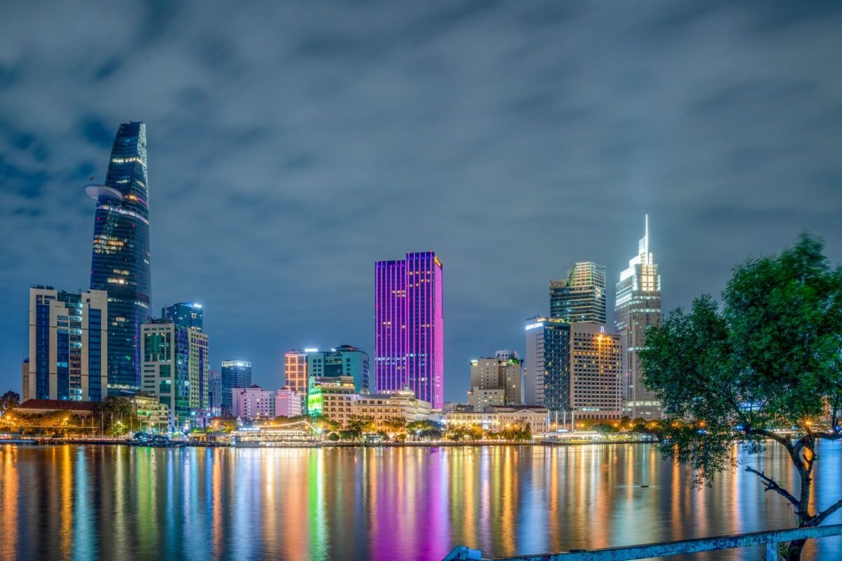 夜晚的城市建筑 — 外国企业家的DN1、DN2签证