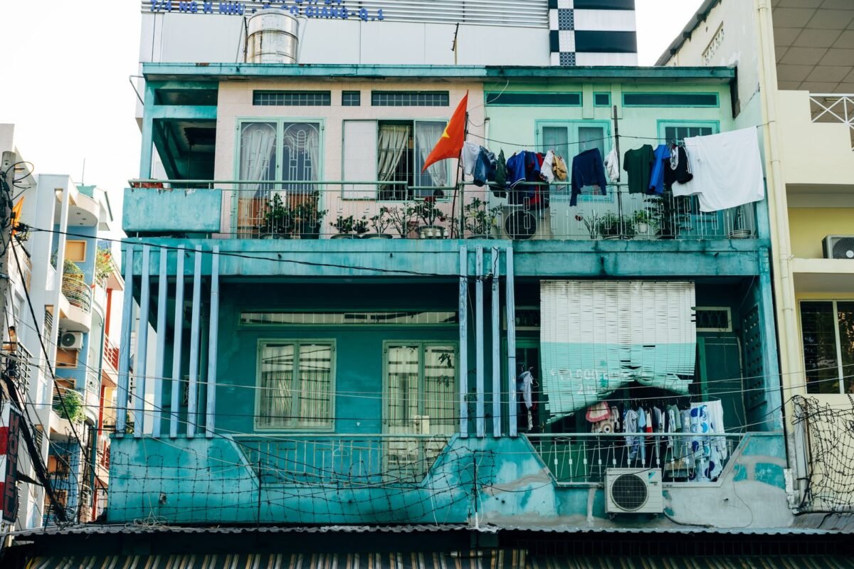 Mặt tiền tòa nhà chung cư — khai báo tạm trú cho người nước ngoài làm việc nhiều tỉnh