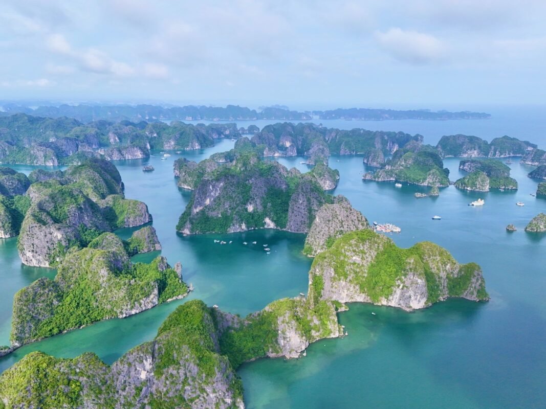 Vịnh Lan Hạ nhìn từ trên cao — visa du lịch tại Việt Nam được gia hạn tối đa mấy lần