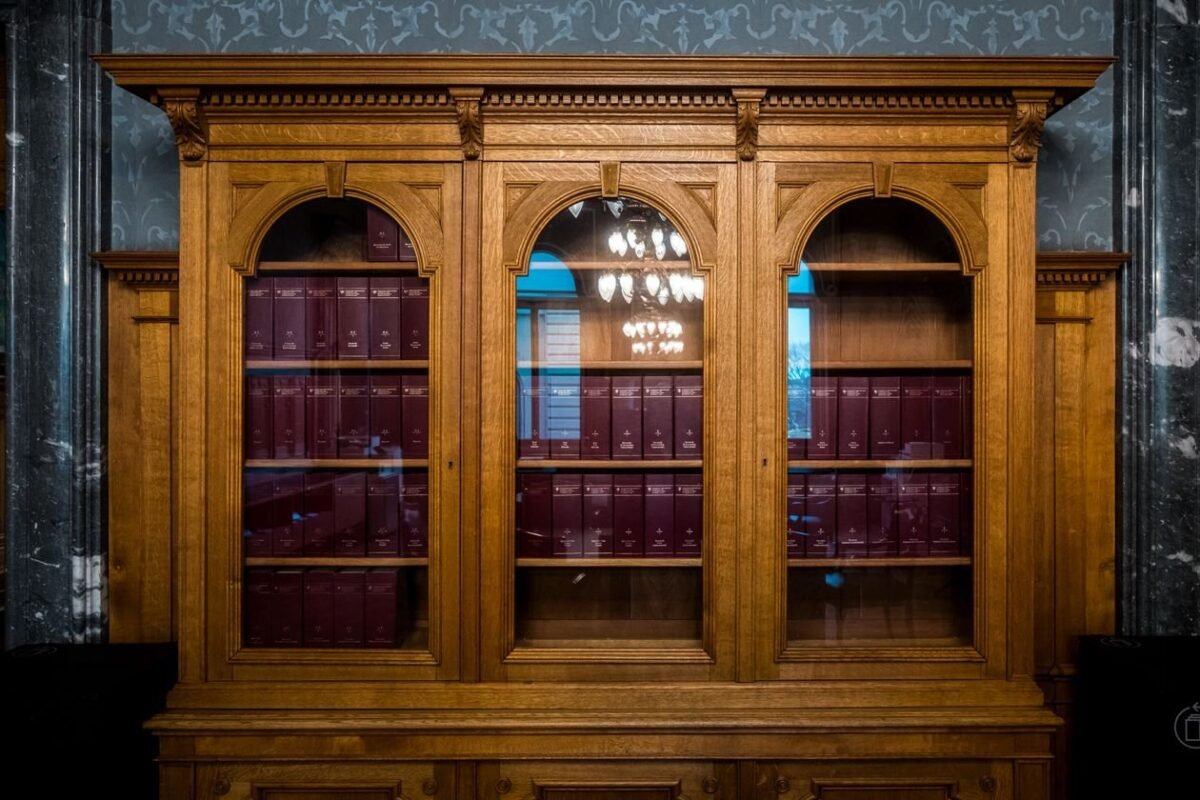 Law books and gavel — illustrating foreign legal services hire and contractor tax computation