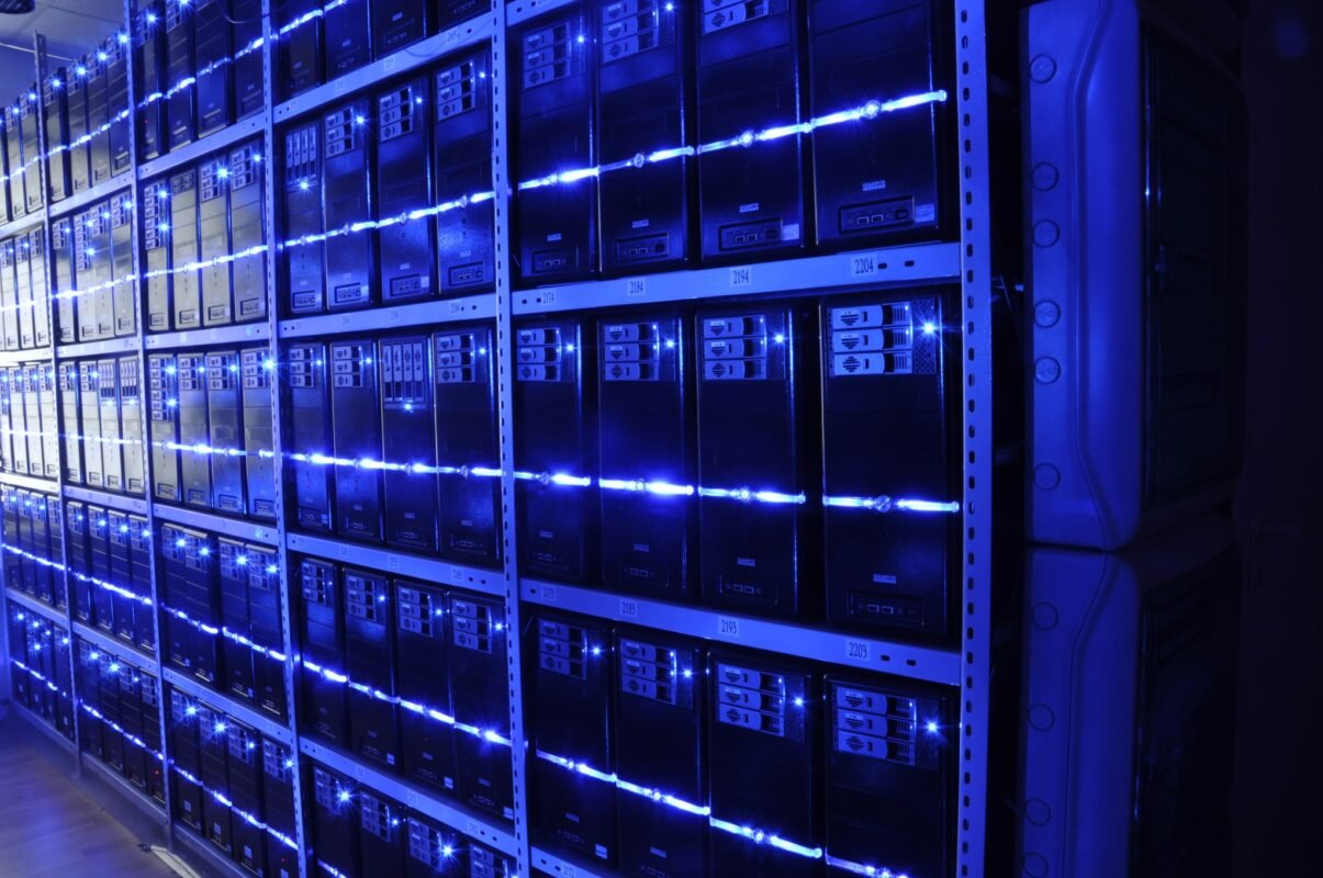 Dãy tủ rack máy chủ trong trung tâm dữ liệu — minh họa hạ tầng lưu trữ và xử lý dữ liệu của doanh nghiệp FDI