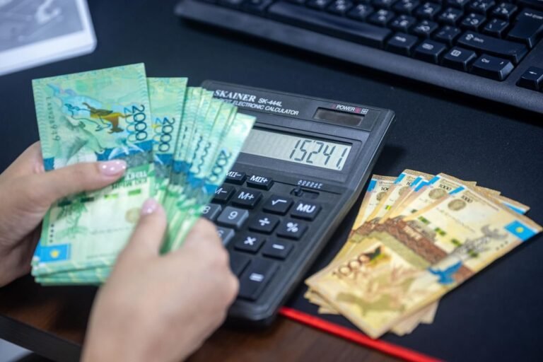 Máy tính và giấy tờ thuế — minh họa giá chuyển nhượng vốn thấp hơn giá thị trường bị ấn định