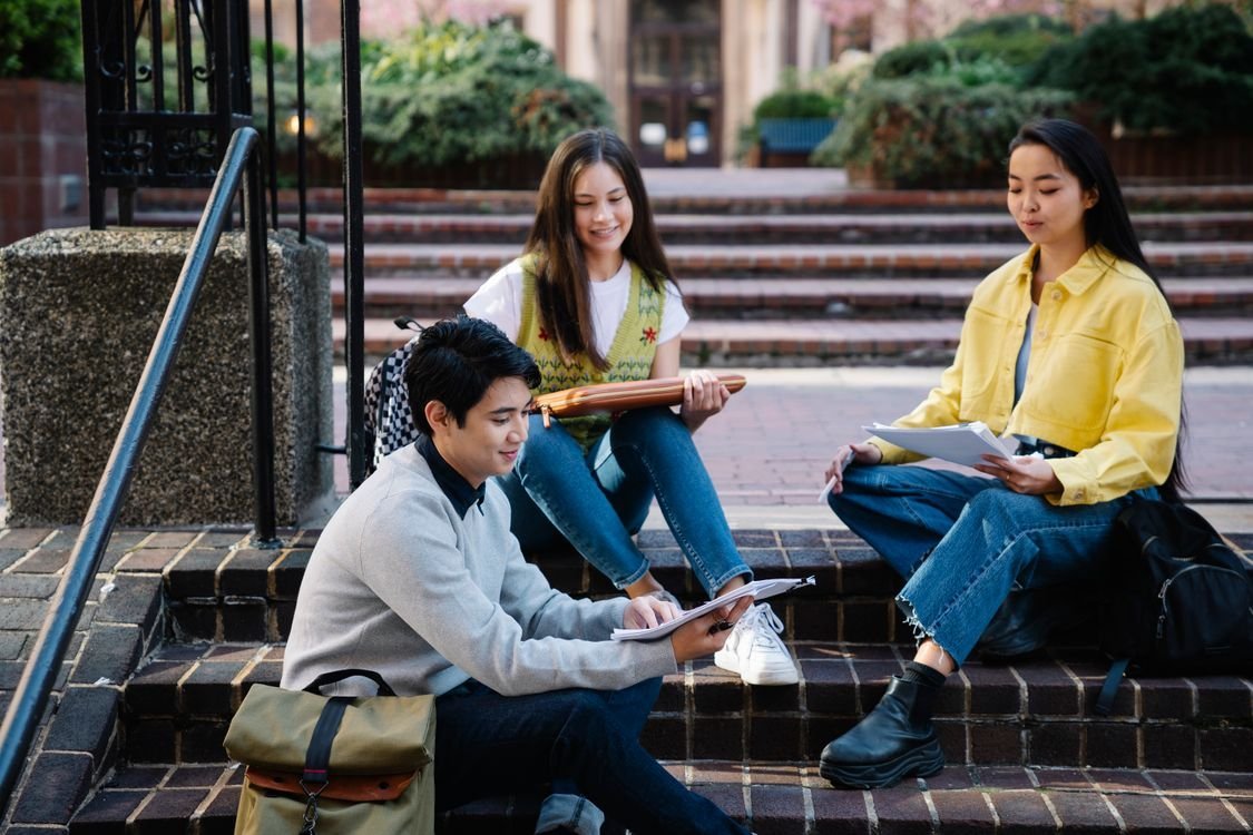 Khuôn viên đại học với sinh viên — minh họa giáo dục Anh tại Việt Nam