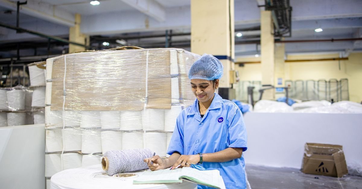 Công nhân nhà máy biểu trưng cải cách giờ làm Mexico