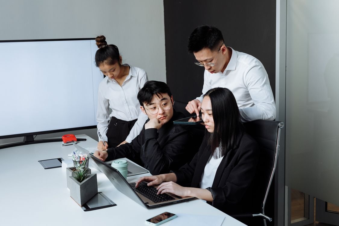 在越南办公室开会的外国专业团队