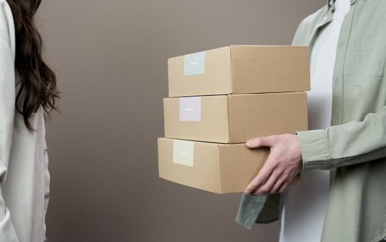 Mua sắm online với thùng hàng (ảnh minh họa)