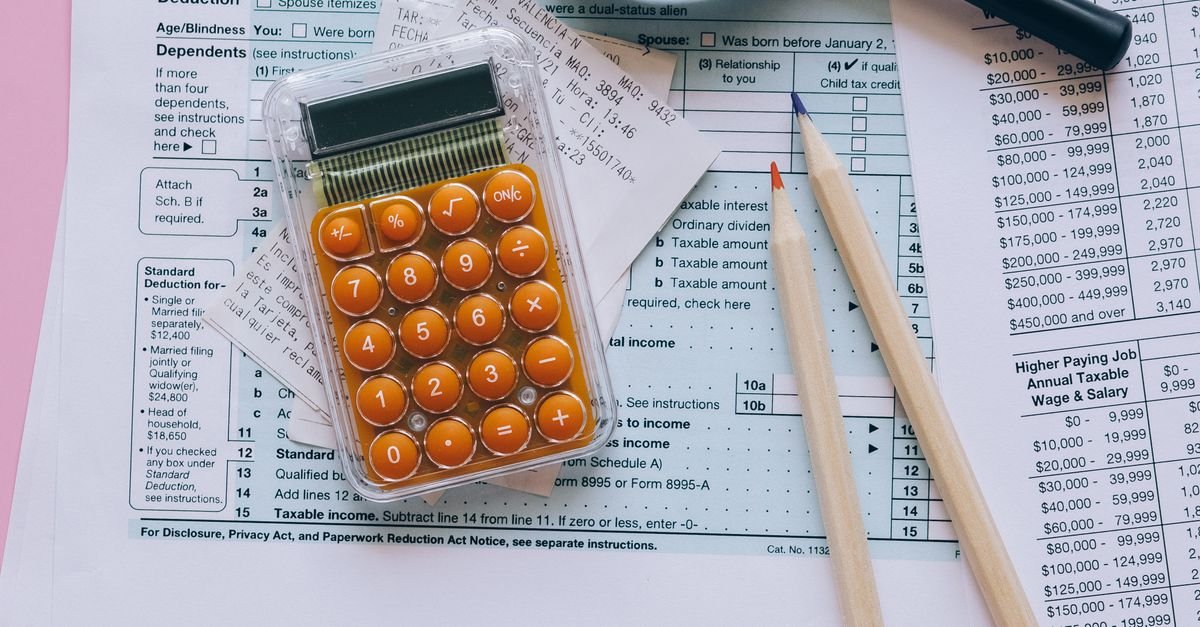 Máy tính và chứng từ thuế (ảnh minh họa)