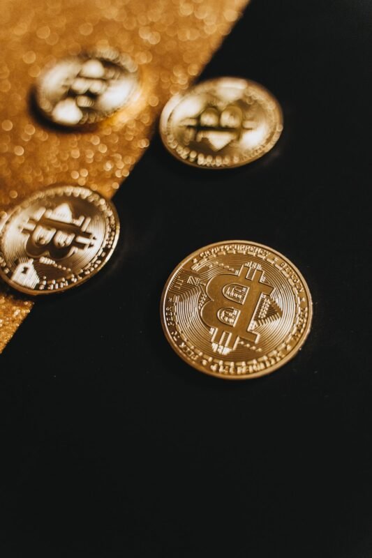 加密资产托管与客户资产隔离:试点框架下对服务提供商的要求 1 A stylish close-up of gleaming Bitcoin coins on a contrasting black and gold background